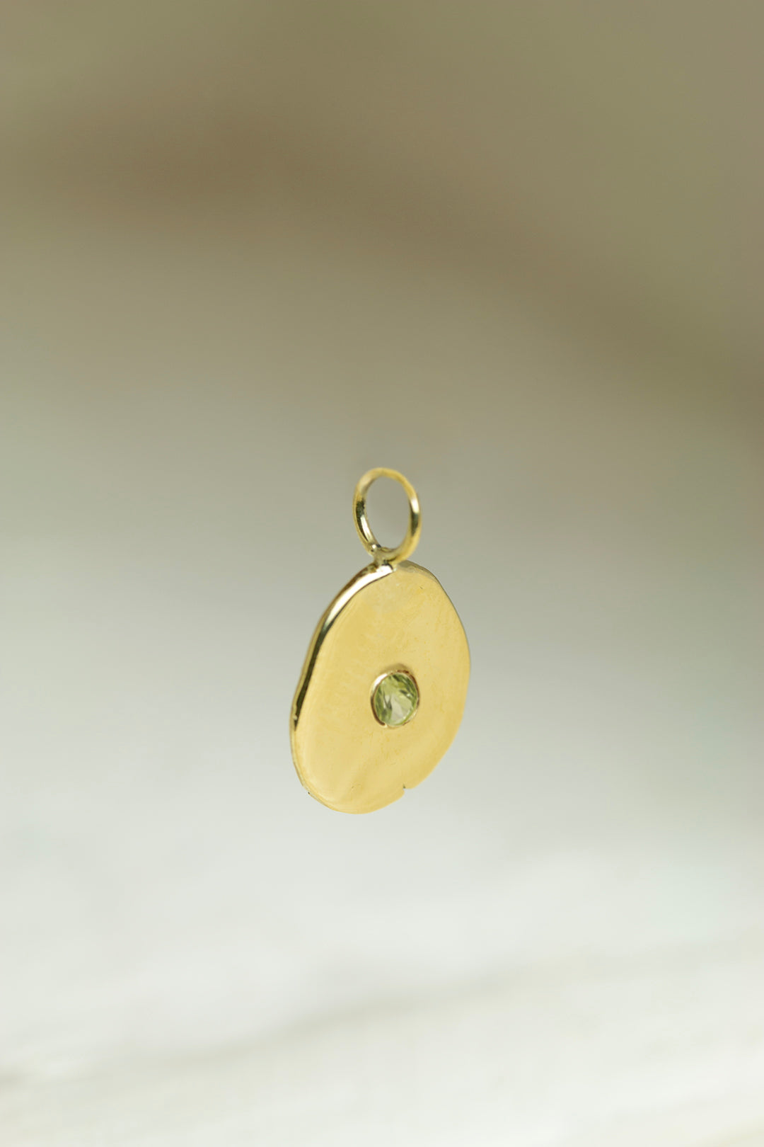 HANGER PEBBLE MET GEBOORTESTEEN - AUGUSTUS - PERIDOOT