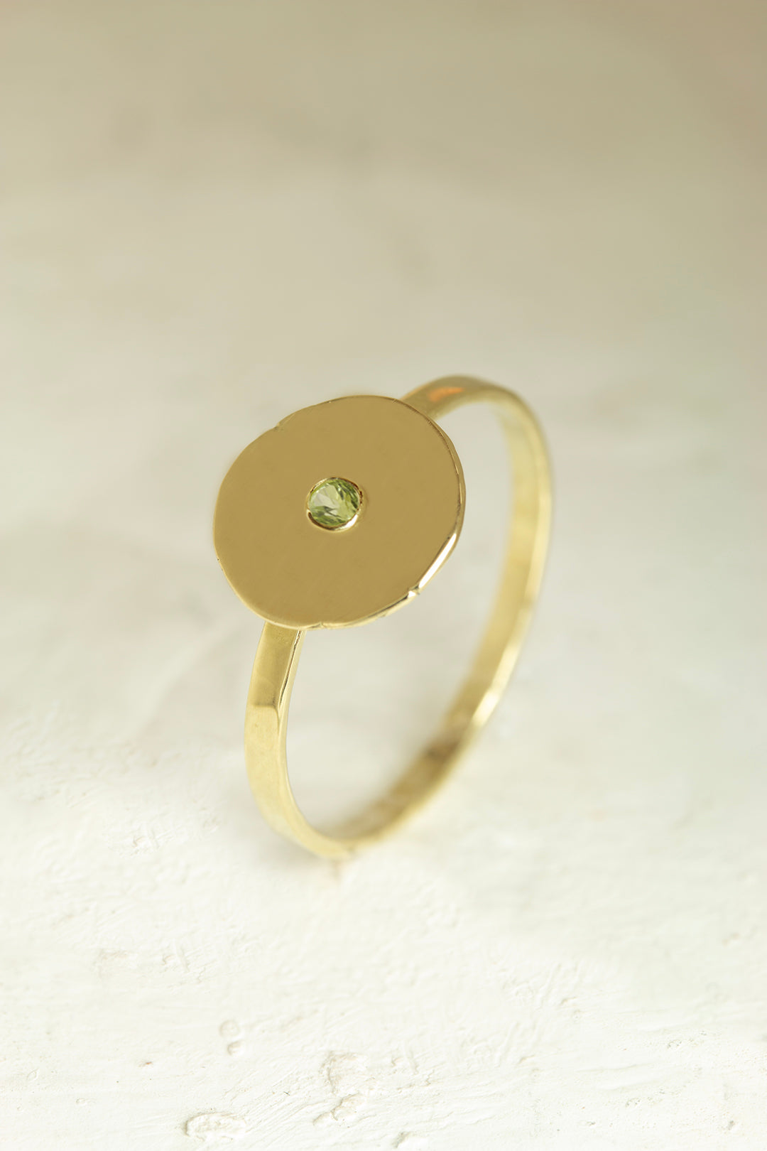 RING PEBBLE MET GEBOORTESTEEN - AUGUSTUS - PERIDOOT