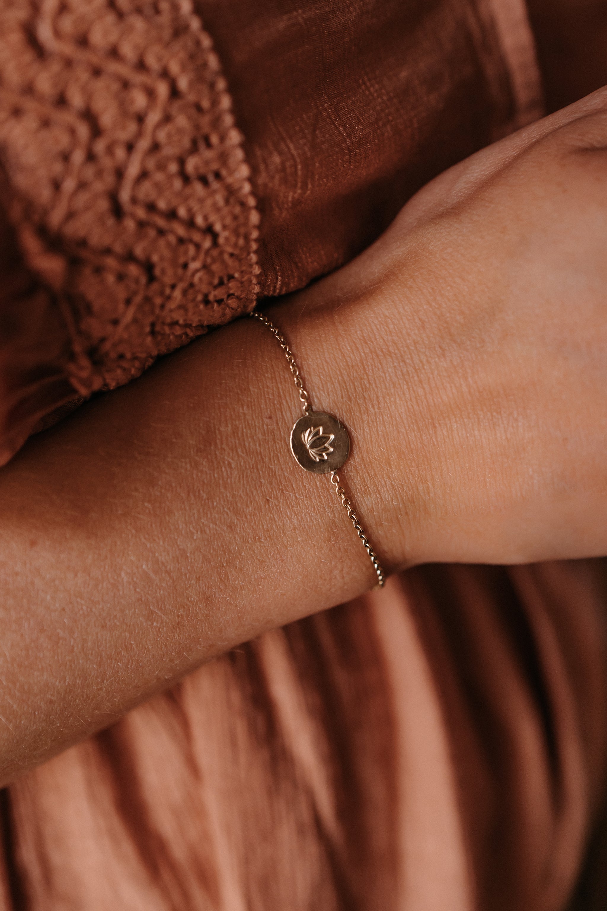 Armband Pebble met Handgeslagen Symbool - Lotus